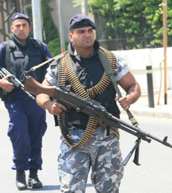 أحد أفراد قوى الأمن الداخلي خلال المعارك (بلال جاويش)