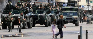 امرأة وابنتها أمام قافلة للجيش في طرابلس (بلال جاويش)
