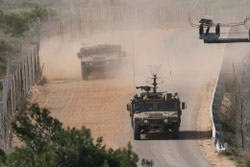 آليتان للجيش الإسرائيلي قبالة بلدة كفركلا (أرشيف ــ حسن بحسون)