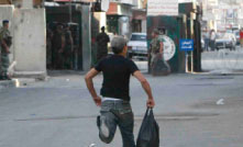 فتى يركض باتجاه حاجز للجيش في التعمير (خالد الغربي)