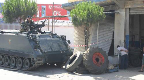 آلية للجيش قرب المحل الذي استُهدِف في سعدنايل