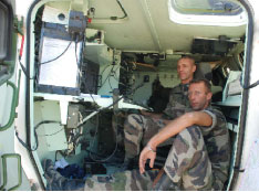 جنود من اليونيفيل داخل مركبة للاتصالات (حسن بحسون)