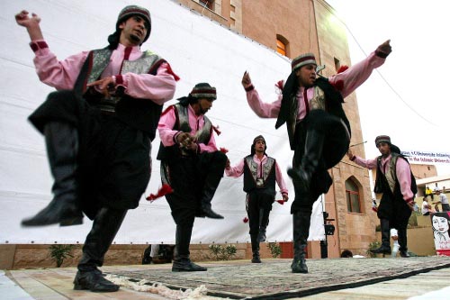 فرقة الجرّاح تؤدي رقصة دبكة في صور خلال أحد نشاطات «سينما أرينا» المتنقلة في المناطق منذ 6 حزيران الفائت  (حسن بحسون) 