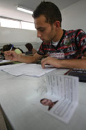 طالب يشارك في امتحانات رسمية (أرشيف)