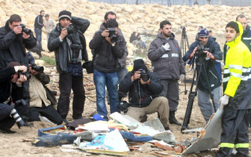 مصوّرون صحافيّون على شاطئ خلدة (بلال جاويش)