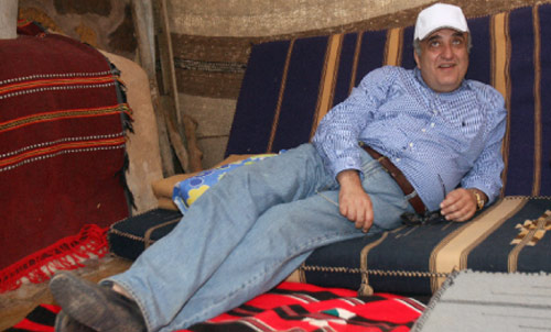 الوزير فادي عبود يستريح خلال جولته في الهرمل (بلال جاويش)