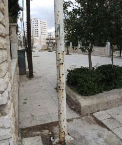 آثار الكرات الحديدية في عمود إنارة في مكان الانفجار، وهي الكرات التي وجدت آثار مثلها في عمليات اغتيال مشابهة نفّذتها الاستخبارات الإسرائيليّة في لبنان