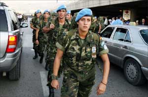 جنود إسبان لدى وصولهم إلى بيروت أمس (أ ب)