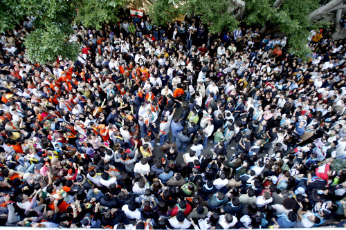 حشد أزرق في مواجهة حشد برتقالي (مروان طحطح)