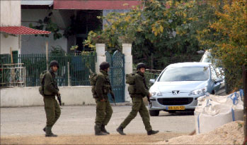 جنود الاحتلال يتجوّلون داخل الغجر أمس
