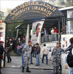 قوى الأمن أمام مدخل الجامعة (هيثم الموسوي)
