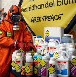 صورة من الأرشيف لاعتصام ضد الاتجار غير القانوني بالمبيدات في المانيا (ا ب)
