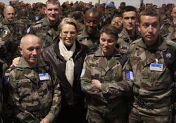 إليو ماري مع جنود فرنسيين ليلة العيد (ا ف ب)