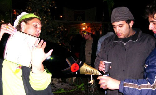 أم جمال تسكب الشمبانيا للمعتصمين