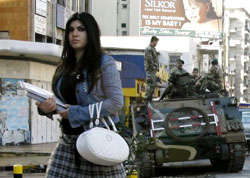 إحدى الطالبات في شوارع بيروت أمس (رويترز)