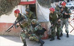 عناصر من الجيش اللبناني عند مدخل منطقة التعمير أول من أمس (أ ف ب)
