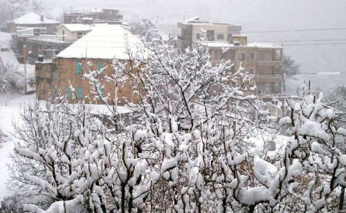الثلوج تغطي قرية حصرون امس (فريد أبو فرنسيس)