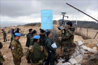 لجنة مشتركة من اليونيفيل والجيش يدققان في نقاط اعتلام الخط الأزرق أمس (يونس الزعتري)
