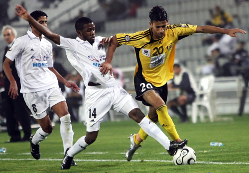لاعب السد خلفان ابراهيم في صراع مع العماني عماد الحوسني لاعب قطر (أ ف ب)