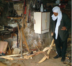 الحرفي أبو يوسف كنج الطويل داخل مصنعه في راشيا (عساف ابو رحال)