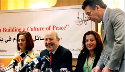 من اليمين: سمير فرح، رلى مخايل، الوزير غازي العريضي والين فرح (وائل اللادقي)