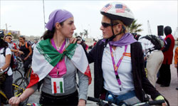 الأميريكية لوري موسر والإيرانية بوبه بيغاري تستعدان للسباق (إي بي آي)