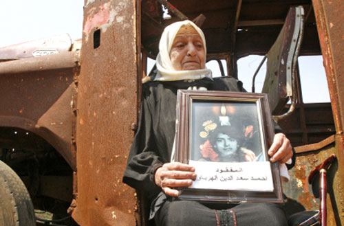 والدة المفقود احمد الهرباوي تبكيه على درج «بوسطة عين الرمانة» (بلال جاويش)