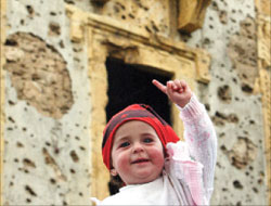 ابتسامة شيوعية رفضاً لعودة الحرب امام مبنى بركات أمس (مروان طحطح)