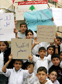 اعتصام طلاب مدرسة وطى المصيطبة الرسمية للمطالبة بعودة زميلهم زياد غندور (احمد عمر - ا ب)