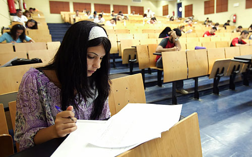 طالبة تجري الامتحان في الحدث (هيثم الموسوي)