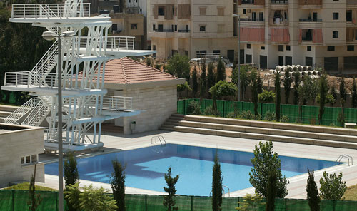 مسبح الجامعة اللبنانية محاطاً بالسياج  (هيثم الموسوي)