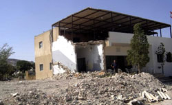 أعمال ترميم المدارس في بنت جبيل (ارشيف)