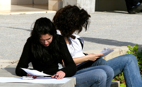 طالبتان في ملعب مبنى معهد الفنون الجميلة في الحدث (أرشيف ـ مروان طحطح)