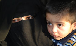 سيدة مع طفلها تخرج من مسجد دار الأرقم في صيدا أمس (حسن بحسون)