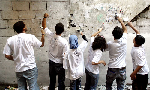 ورشة عمل لتأهيل الجدران في مخيّم شاتيلا (مروان طحطح)