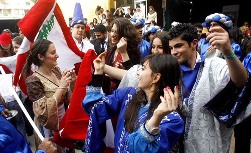 طلاب LAU يرقصون على أنغام الدبكة بعيداً عن السياسة (أرشيف ـ مروان طحطح)