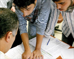 الطلاب يسجّلون مقرراتهم في إدارة الأعمال (بلال جاويش)