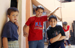 أطفال فلسطينيون يلعبون في مخيم برج البراجنة (أرشيف ـ بلال جاويش)