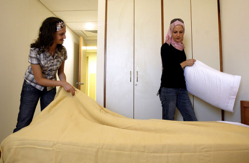 طالبتان توضبان السرير داخل غرفتهما في السكن الطلابي (أرشيف ــ مروان طحطح)