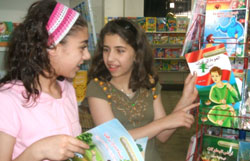 فتاتان تختاران قصصاً من «سلسلة الانتصارعلى الصهاينة للأطفال»