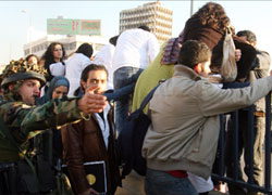 طلاب الجامعة العربية يغادرون بمساعدة من الجيش اللبناني (أرشيف ــ هيثم الموسوي)