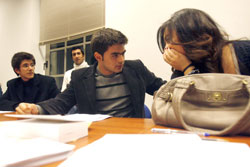 منيمنة يتشاور مع زميلته خلال انتخابات نائب  الرئيس (مروان طحطح)