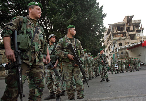 عناصر من الجيش اللبناني وسط أحد شوارع بيروت (بلال جاويش)