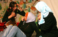 مشهد من مسرحية لشباب حي السلّم (أرشيف ــ مروان طحطح)