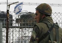 جندي لبناني عند بوابة فاطمة (أرشيف ــ أ ب)