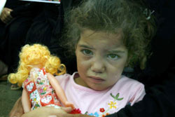 طفلة نازحة جراء عدوان تموز 2006 (أرشيف - كامل جابر)