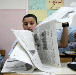 يفلفش الجريدة في ثانوية الإمام الحسن (مروان بو حيدر)