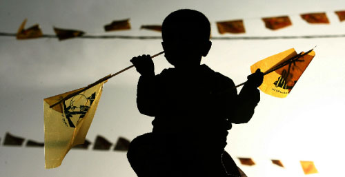 طفل يشارك في مهرجان نظمه «حزب الله» في بنت جبيل (حسن بحسون)