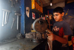 طفل في الثانية عشرة في أحد محال ميكانيك السيارات (مروان طحطح)