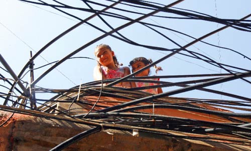 طفلتان على سقف أحد المنازل في مخيم البرج (بلال جاويش)